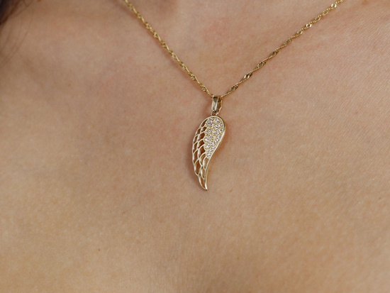 Zawieszka złota ażurowe skrzydło z cyrkoniami