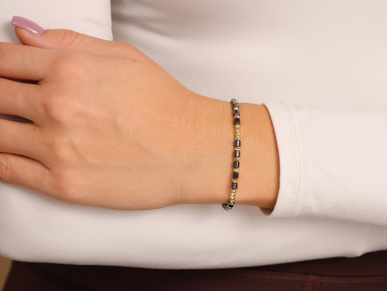 Bransoletka złote kulki i hematyty na czarnym sznurku