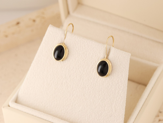 Kolczyki złote na biglu z czarnym kamieniem syntetycznym
