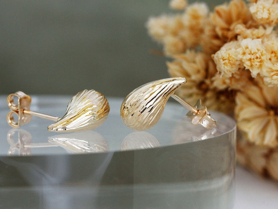 Złote krople kolczyki na sztyfcie frezowane zdobione