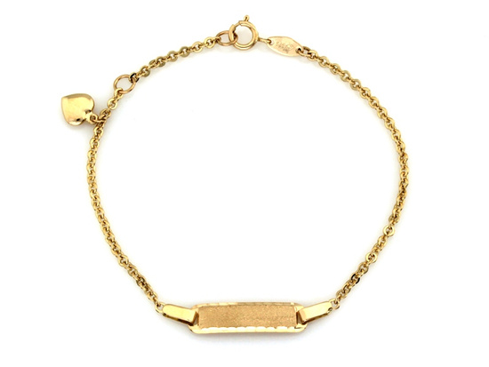 Złota bransoletka dla dziecka z blaszką pod grawer i serduszkiem