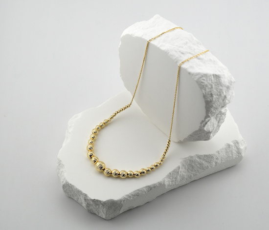 Złoty naszyjnik 585 z diamentowanymi kulkami