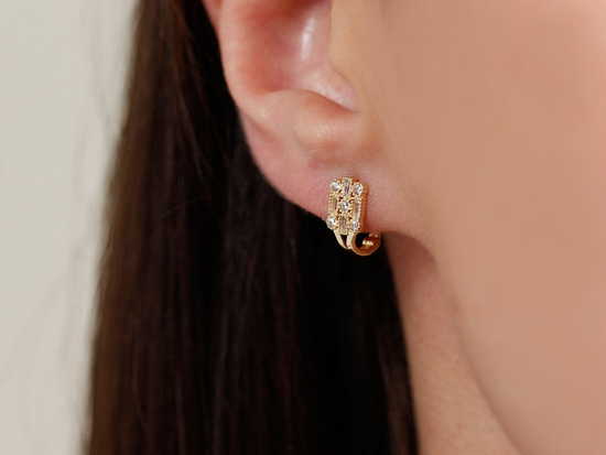 Delikatne złote kolczyki ażurowe z cyrkoniami