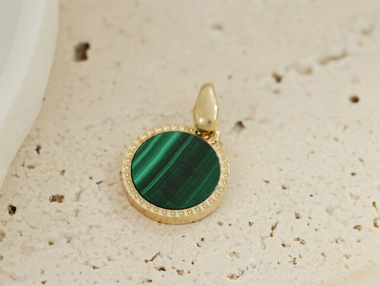 Zawieszka złota okrągła z malachitem