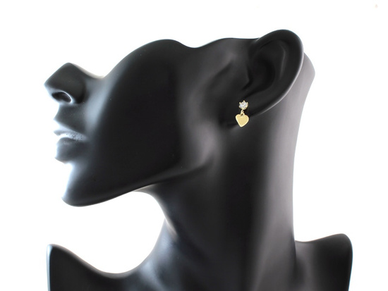 Kolczyki złote na sztyfcie z cyrkonią i małym wiszacym sercem