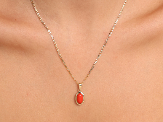 Zawieszka złota owalna z koralem syntetycznym