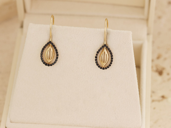 Kolczyki złote na biglu z czarnymi cyrkoniami