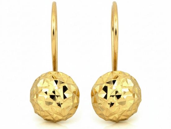 Złote kolczyki błyszczące na biglu