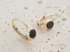 Złote kolczyki angielskie z onyksem