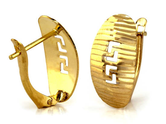 Złote kolczyki angielskie ponadczasowe dla każdej kobiety wycinane