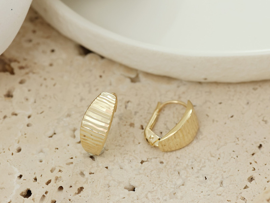 Złote kolczyki błyszczące angielskie wygodne