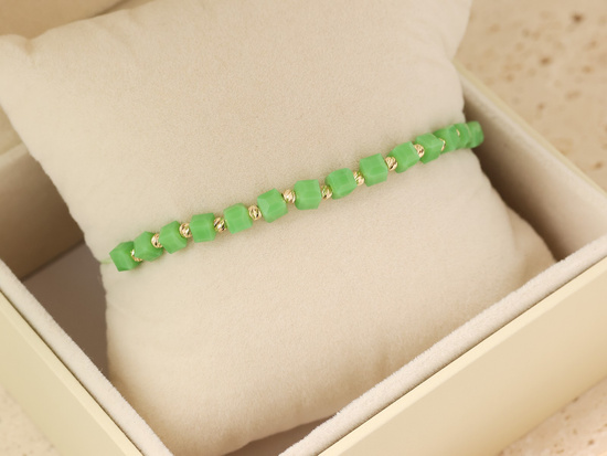 Zielona bransoletka sznurkowa ze złotymi kulkami