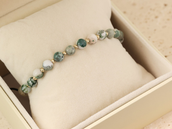 Bransoletka złote  kulki i zielone kamienie na czarnym sznurku