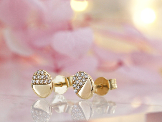Złote kolczyki delikatne owalne na sztyfcie zdobione cyrkoniami