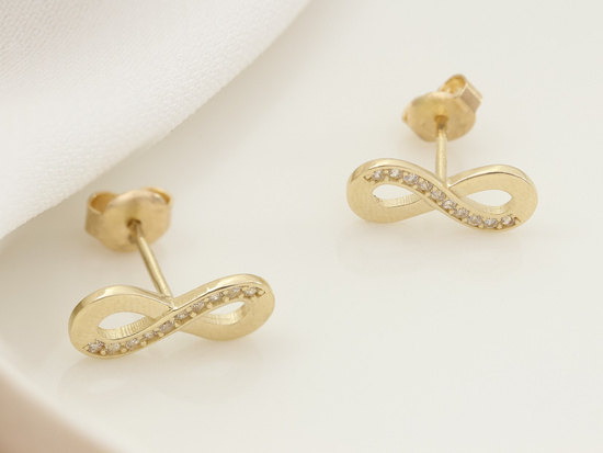 Złote kolczyki nieskończoność na sztyfcie z cyrkoniami