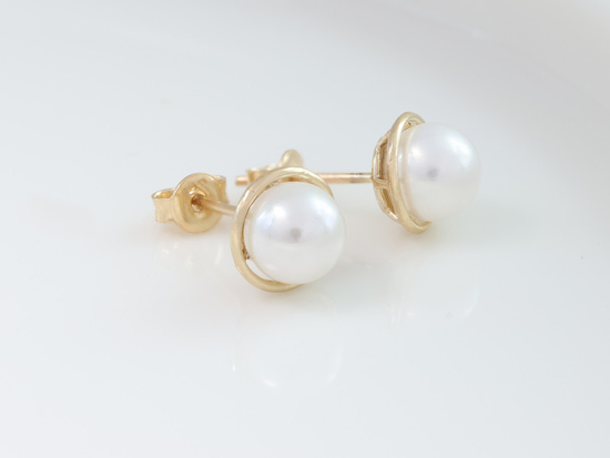 Złote kolczyki z perłą na sztyfcie