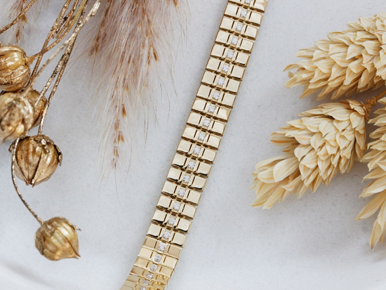 Złota bransoletka z małych kwadracików z cyrkoniami