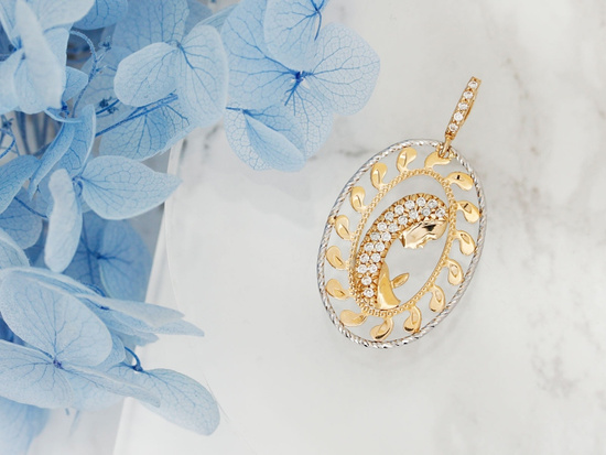 Zawieszka złoty medalik Matka Boża w modlitwie owalny ażurowy