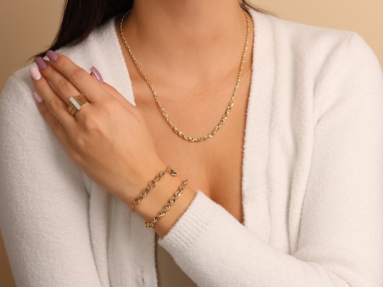 Złota bransoletka z łączonych różnych łańcuszków z wiszącym sercem