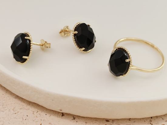 Kolczyki złote na sztyfcie z owalnym onyksem