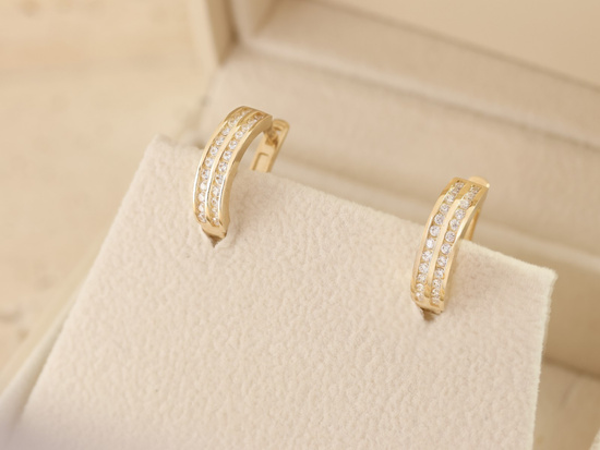 Kolczyki złote dyskretne subtelne angielskie z cyrkoniami