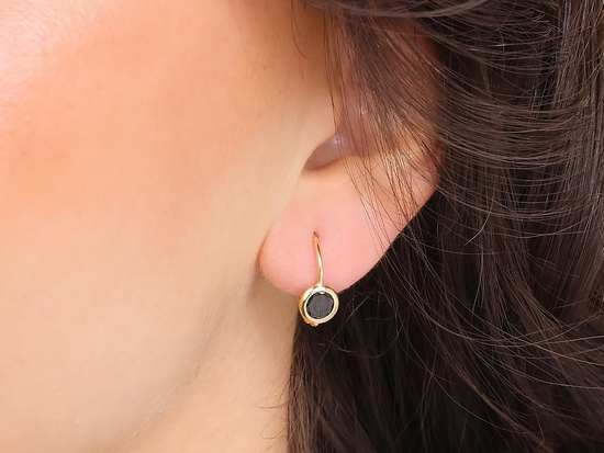 Złote kolczyki angielskie z onyksem