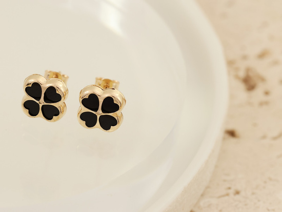 Złote kolczyki koniczynki na sztyfcie z czarną emalią