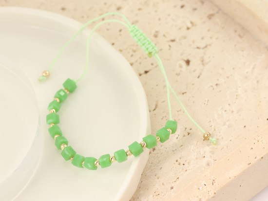 Zielona bransoletka sznurkowa ze złotymi kulkami