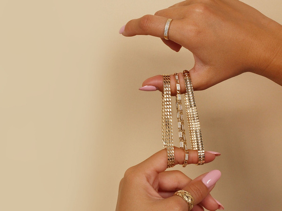 Złota bransoletka z małych kwadracików z cyrkoniami