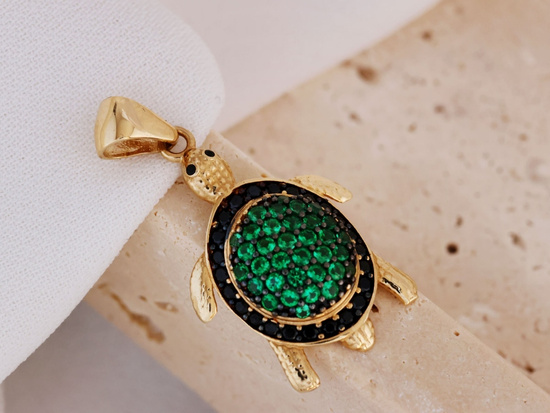 Zawieszka złota żółw z czarnymi i zielonymi cyrkoniami