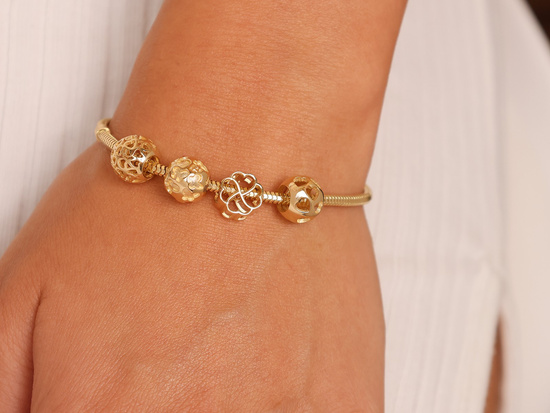 Charms złoty ażurowa kulka na bransoletkę w serca