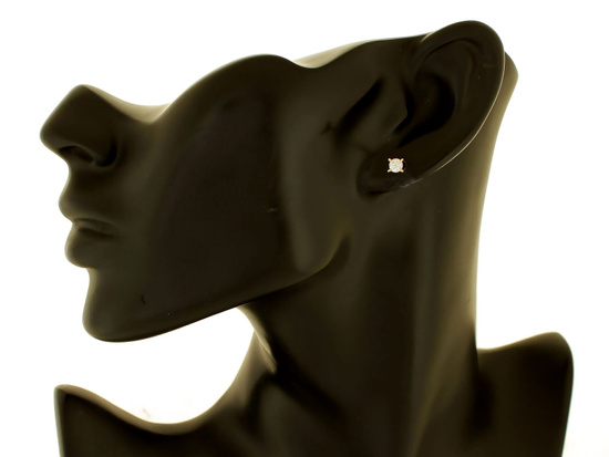 Kolczyki złote z cyrkonią na sztyfcie przy uchu