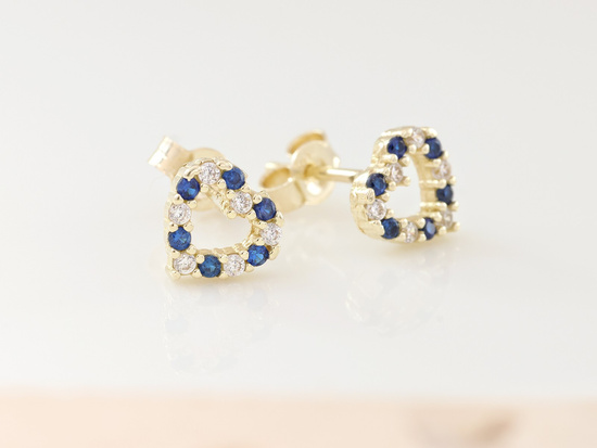 Subtelne złote kolczyki serce z cyrkoniami na sztyfcie