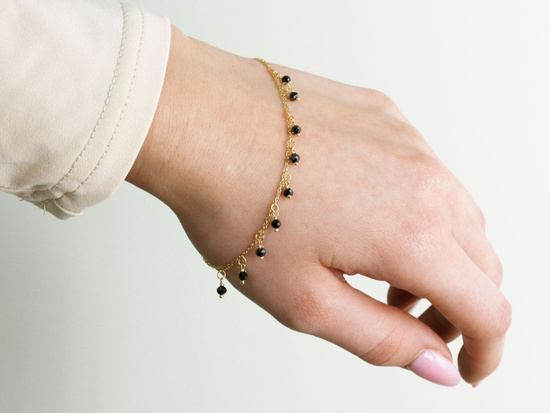 Bransoletka złota z wiszącymi czarnymi onyksami