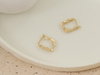 Złote kolczyki delikatne angielskie dyskretne
