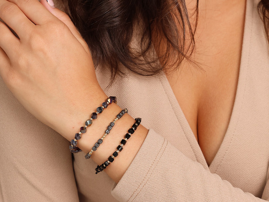 Bransoletka złota sznurkowa kolorowe kamienie i złote kuleczki