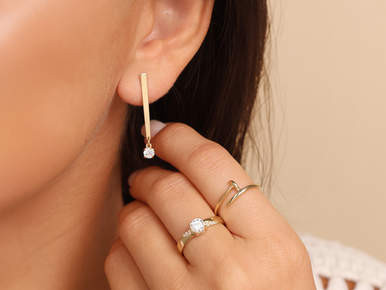 Kolczyki złote na sztyfcie wiszące z ruchomą cyrkonią