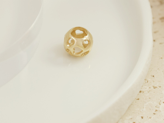 Charms złoty ażurowa kulka na bransoletkę w serca