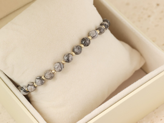 Bransoletka złote kulki i marmurkowe kamienie na czarnym sznurku