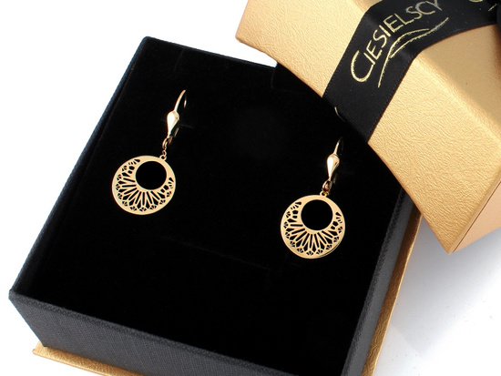 Kolczyki złote z wiszącymi ażurowymi blaszkami kółkami