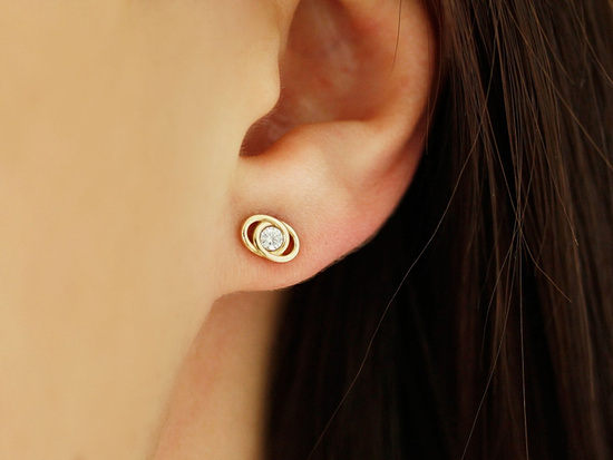 Delikatne złote kolczyki przy uchu na sztyfcie z cyrkonią