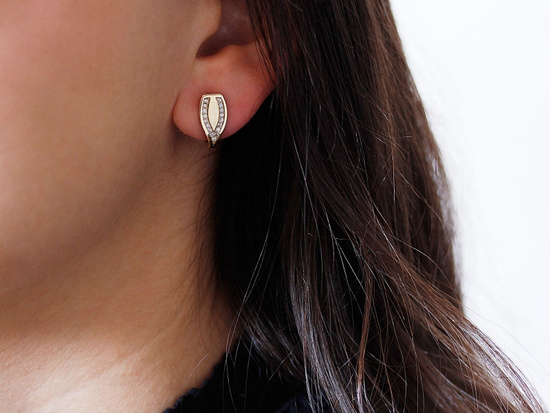 Delikatne subtelne złote kolczyki angielskie zapięcie