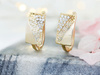 Kolczyki złote angielskie blaszki z cyrkoniami i greckim wzorem