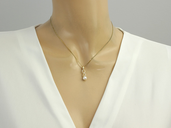 Złota zawieszka nieskończoność z perłą