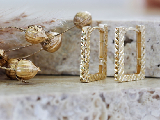 Złote kolczyki angielskie prostokątne błyszczące