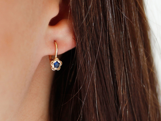 Złote kolczyki angielskie z niebieskim kamieniem