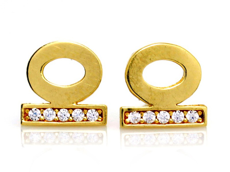 Kolczyki złote subtelne przy uchu w nowoczesnej formie