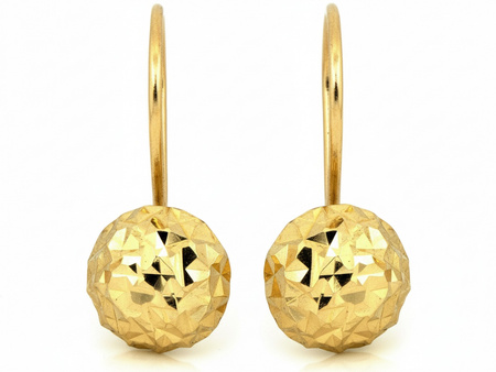 Złote kolczyki błyszczące na biglu