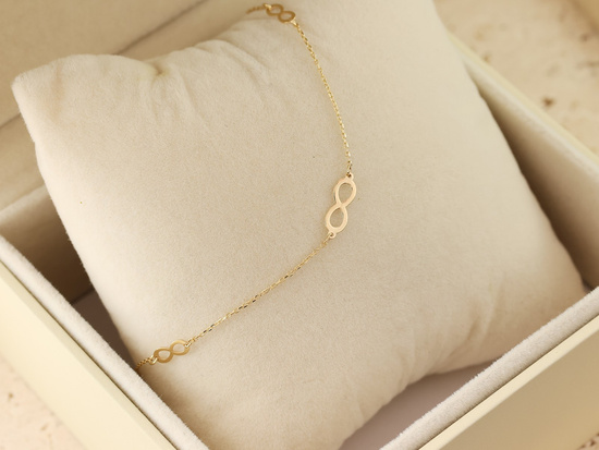 Złota bransoletka na nogę z nieskończonością