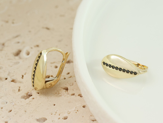 Kolczyki złote angielskie jak krople z czarnymi cyrkoniami